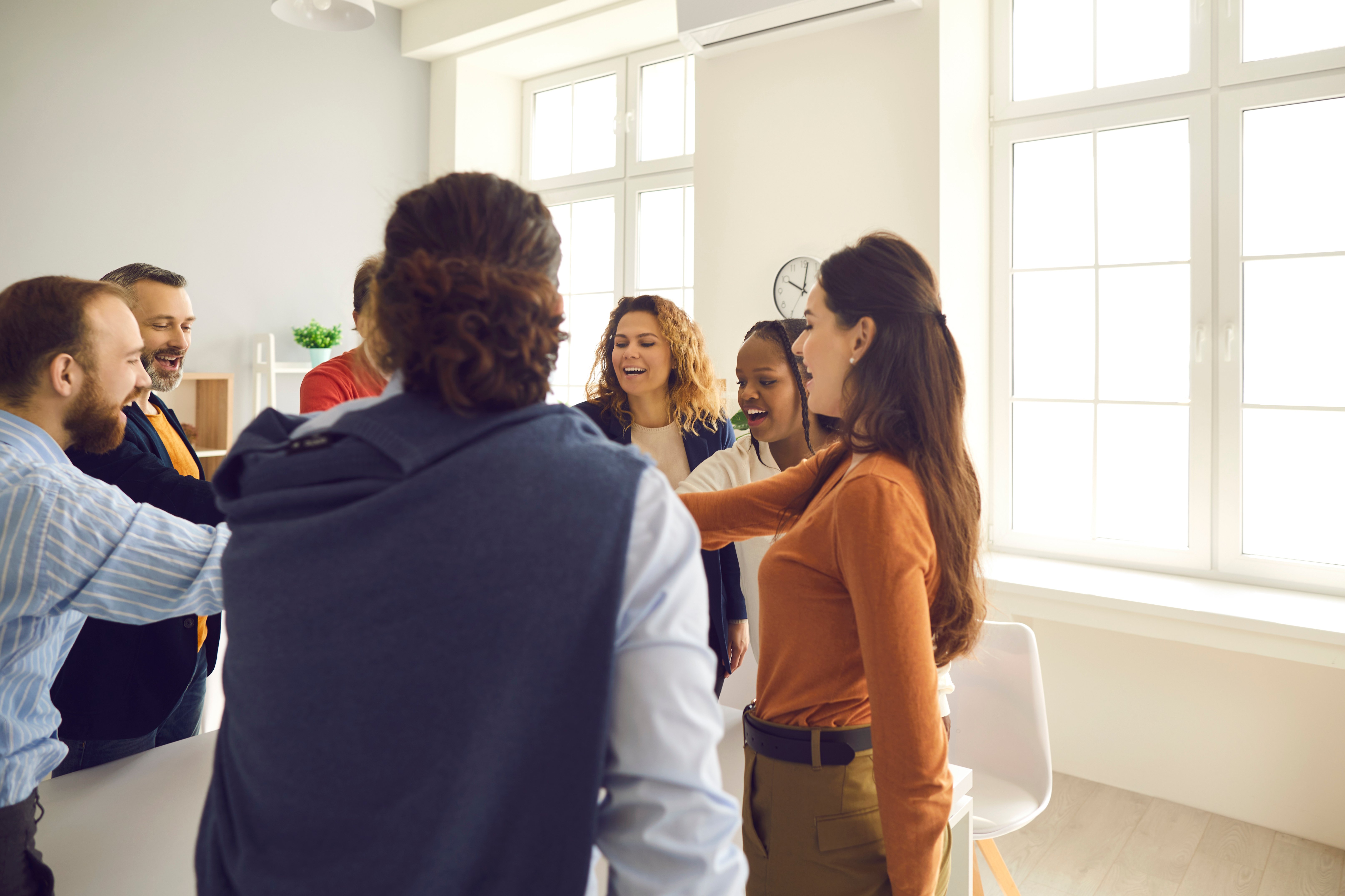 Mitarbeiter tauschen sich im Kreis und entwickeln gemeinsam Ideen
